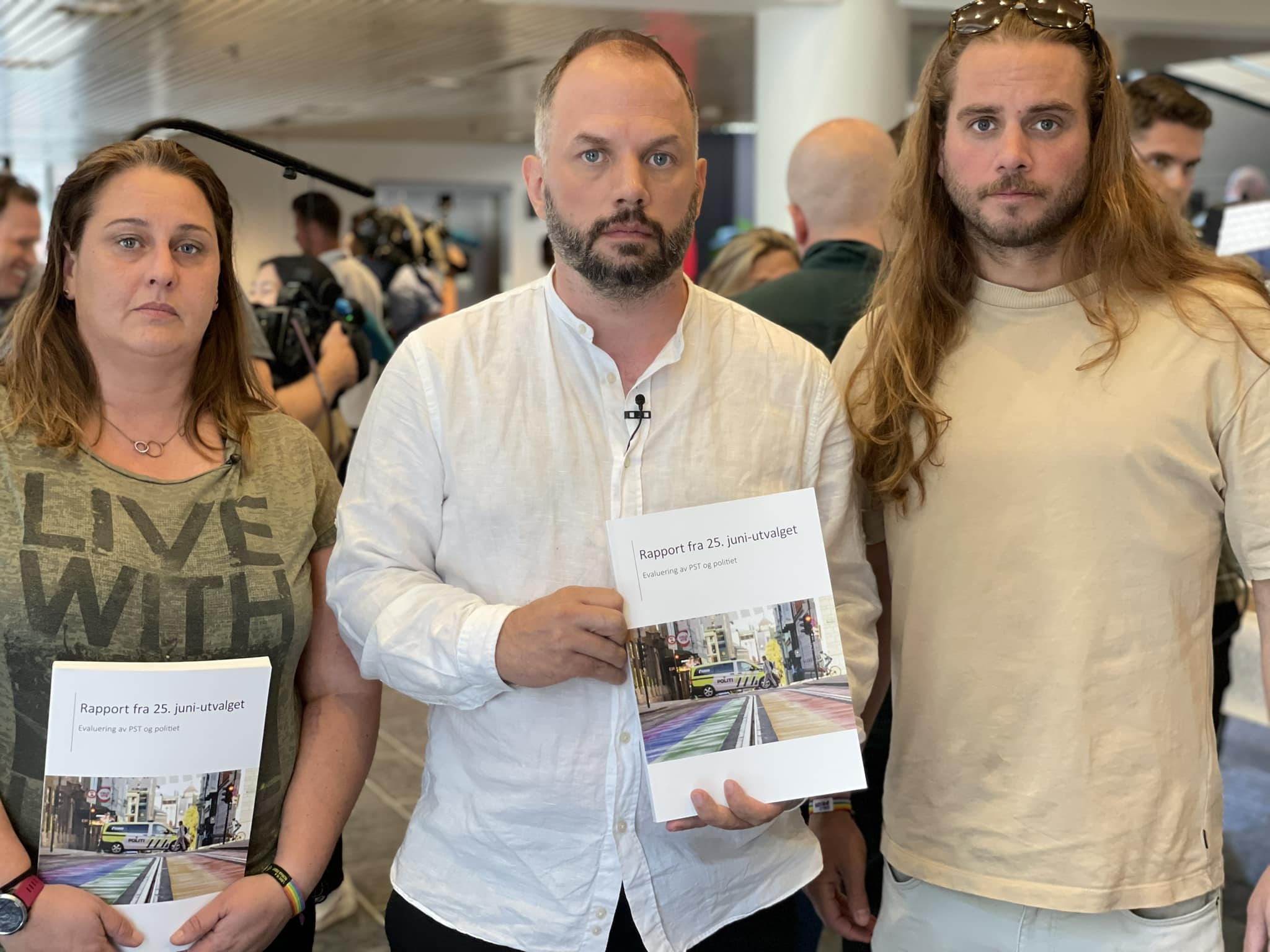 Støttegruppa får rapporten fra 25. juniutvalget